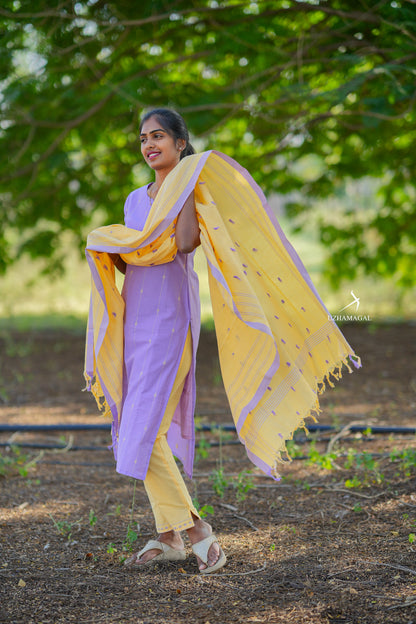 Maya nilavu