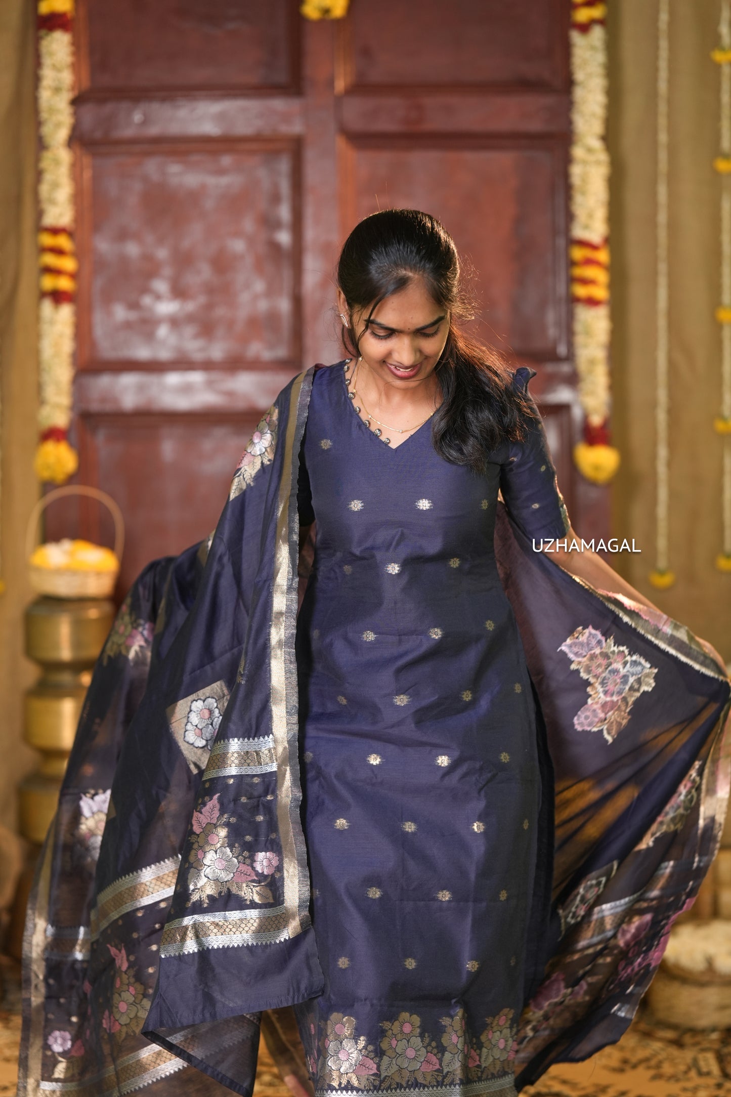 Navy noor