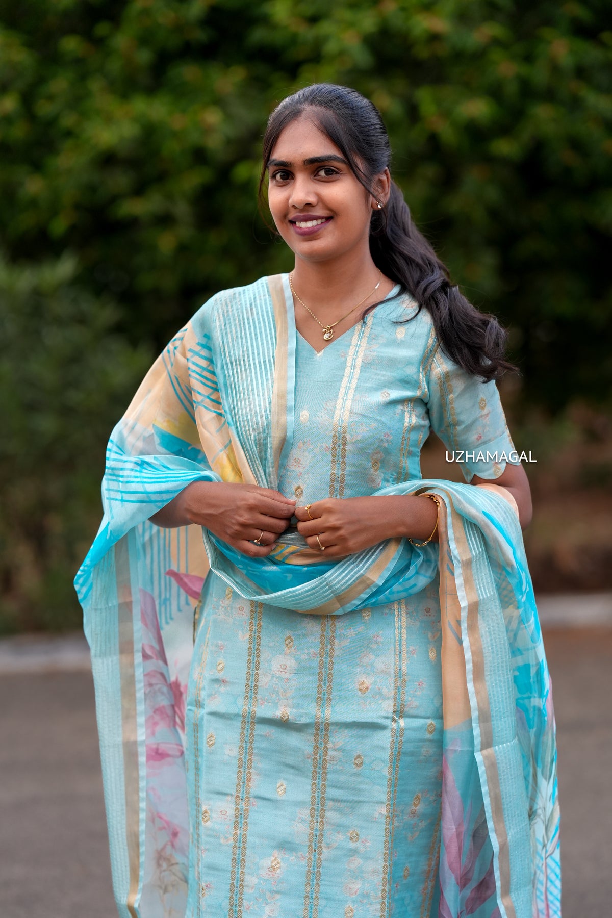 Neela Zari