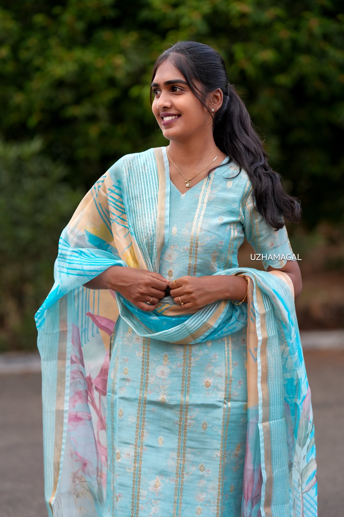 Neela Zari